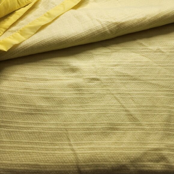 Vintage Bight Yellow Waffle Weave Satin Trim Blanket 68x92 Twin Long - Picture 6 of 6